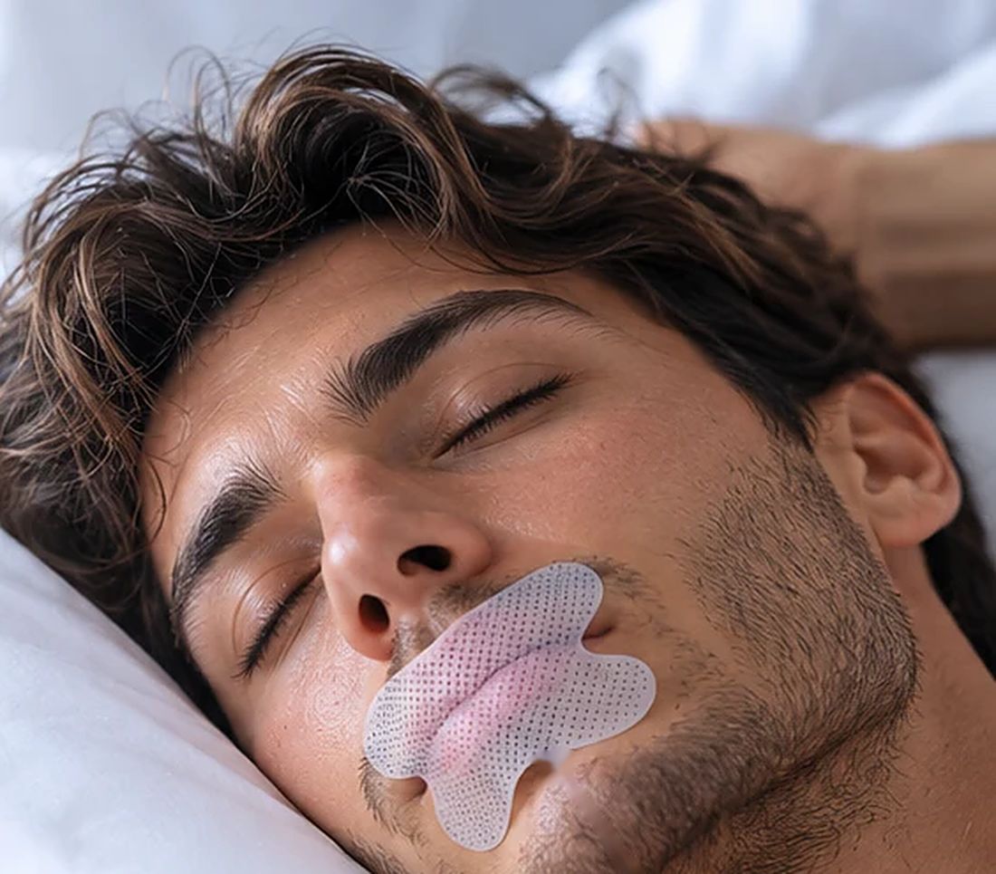 Schlafender Mann mit Dream Mouth Tape